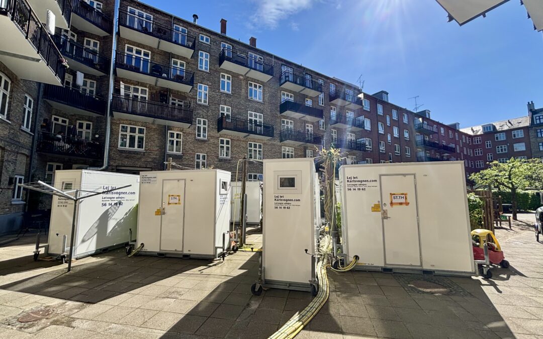 Toilet- og badevogne i gården